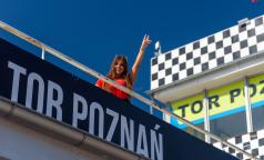 Galeria zdjęć z eventu motoryzacyjnego Devil-Cars na Torze Poznań, który odbył się w gorącą sobotę, 27 czerwca 2026 roku. Zobacz pełną relację fotograficzną z jazd superautami na najsłynniejszym torze w Polsce, gdzie temperatura na asfalcie była równie wysoka, co emocje za kierownicą. Znajdź swoje zdjęcia za sterami takich potęg jak Ferrari, Lamborghini czy Porsche i przeżyj te chwile jeszcze raz!

Pobrałeś swoje zdjęcie? Wrzuć je na social media i koniecznie oznacz nas na Instagramie lub Facebooku!