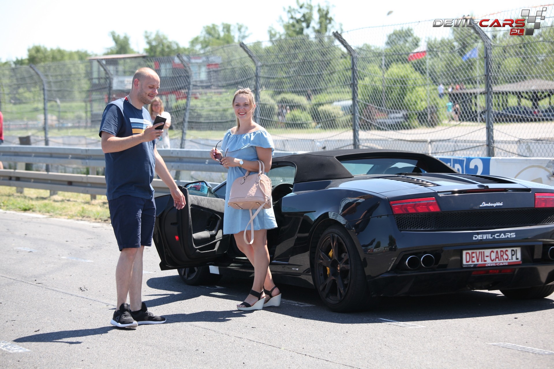 Para po przejażdżce sportowym Lamborghini Gallardo