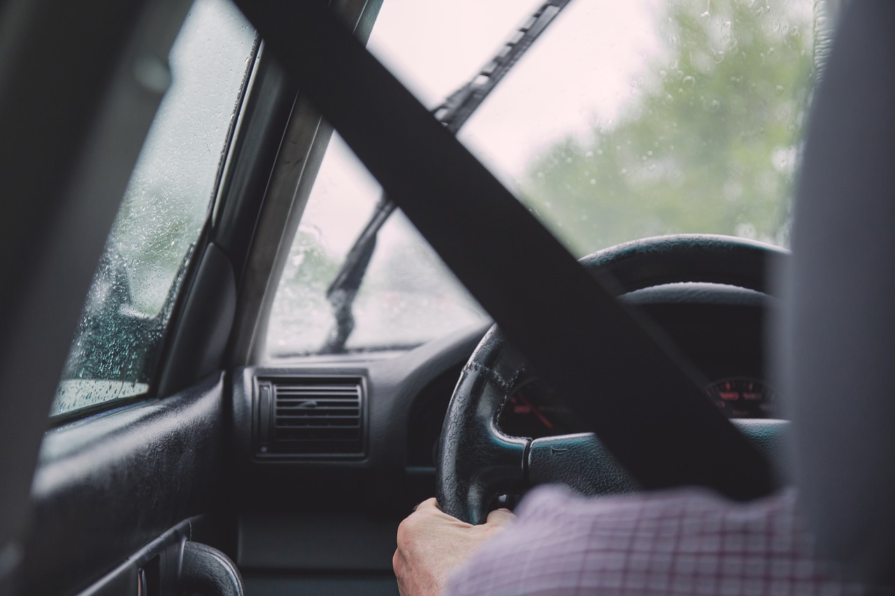 kierowca jazda w deszczu