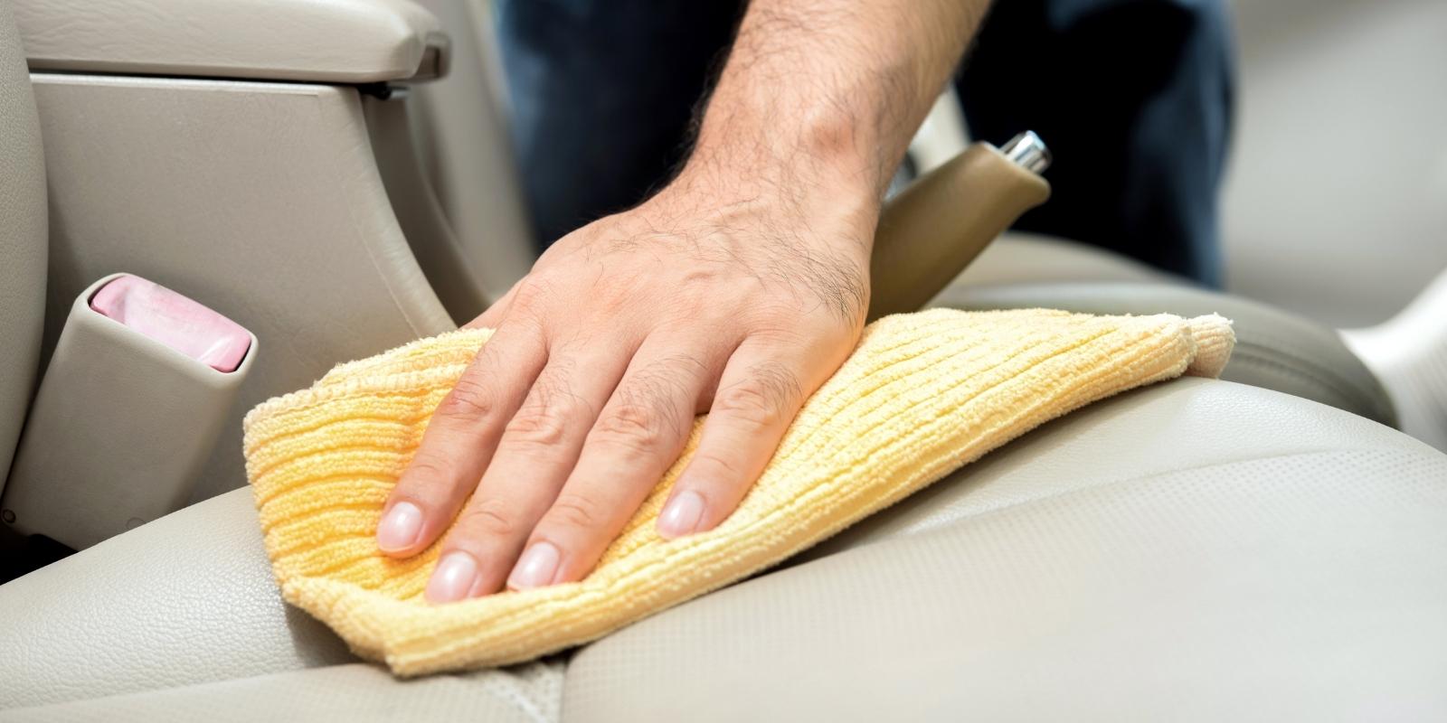 jak dbać o skóry w samochodzie - czyszczenie miekką szmatką