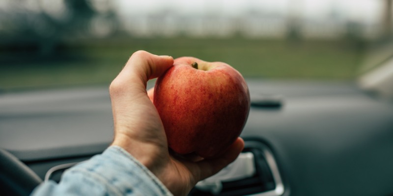 jabłko w samochodzie