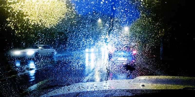 światła samochodów nocą w deszczu