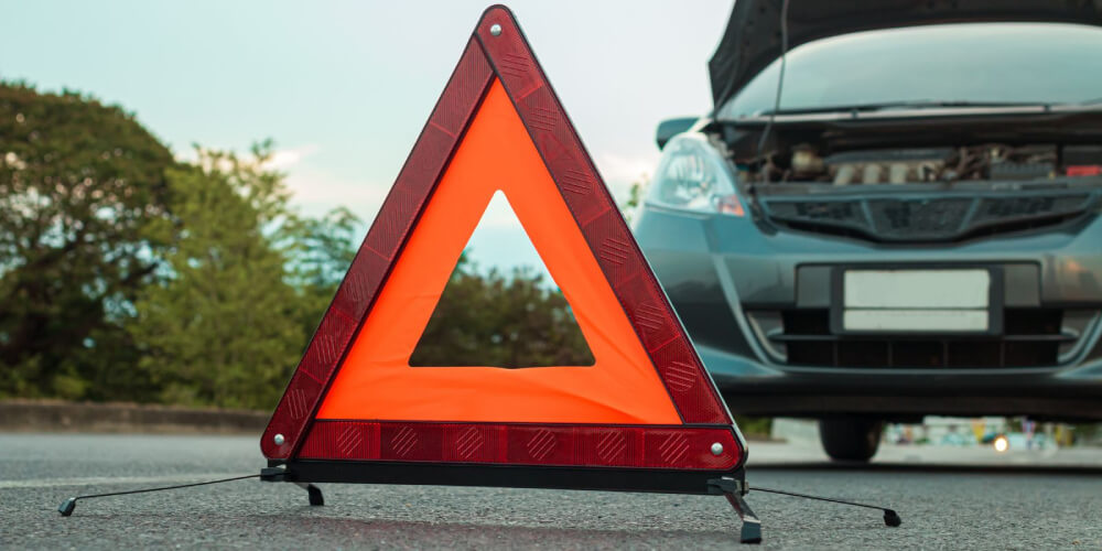 obowiązkowe wyposażenie samochodu - trójkąt ostrzegawczy