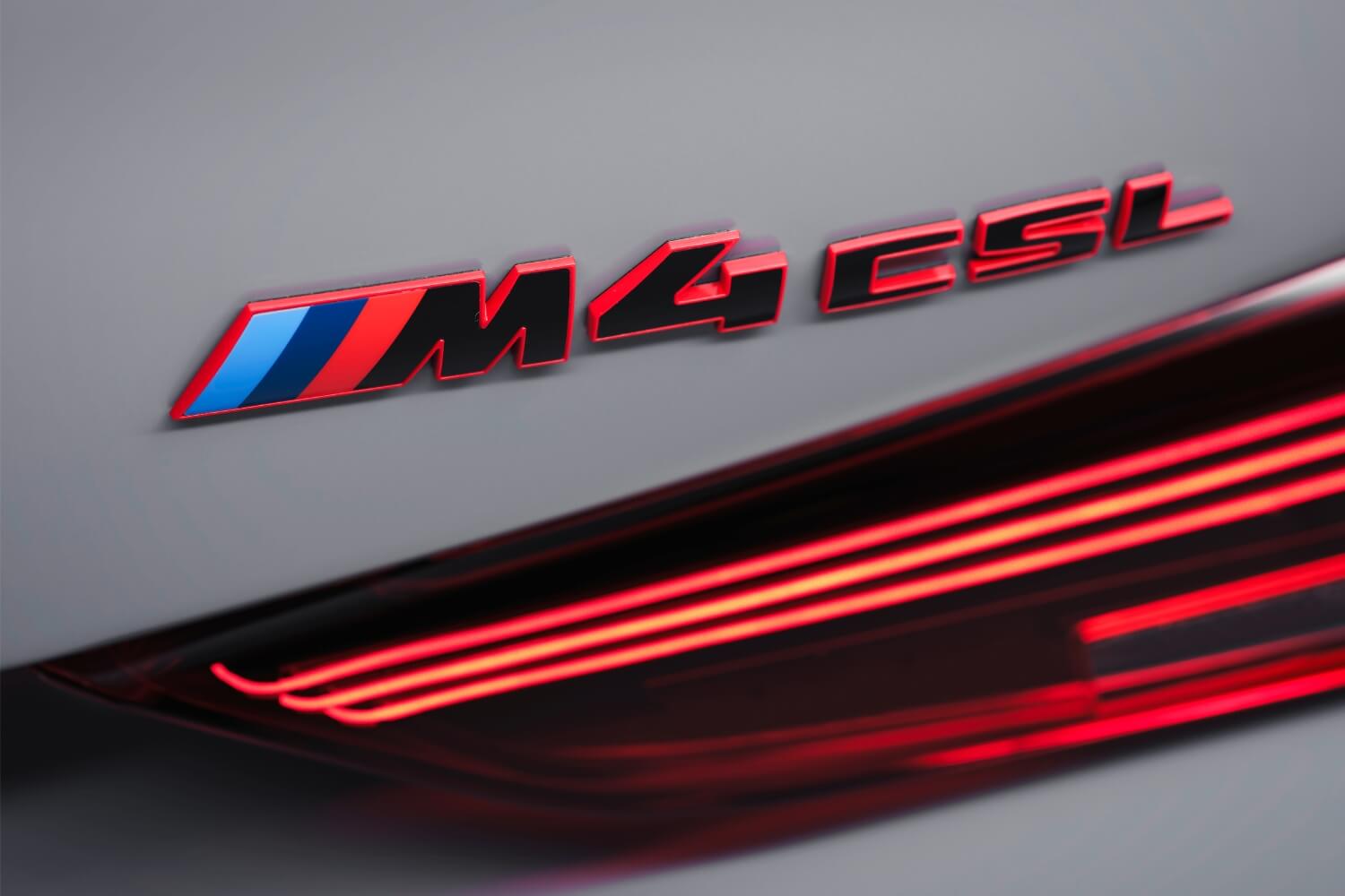 BMW M4 CSL - emblemat