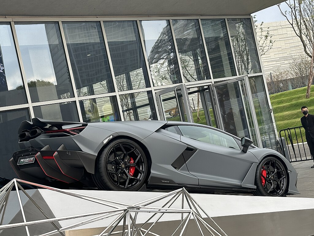 lamborghini revuelto