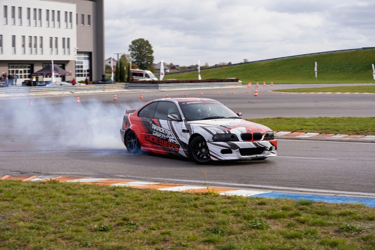 bmw e46 podczas kursu driftingu na autodromie jastrząb