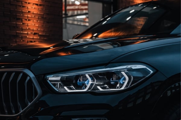 przednie światło samochodu