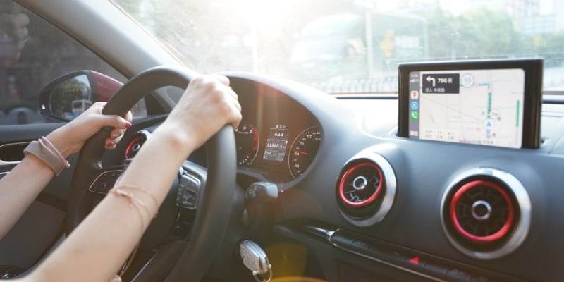 młody kierowca w samochodzie