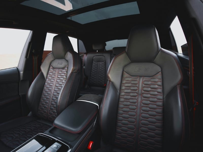 sk&oacute;rzane fotele w samochodzie