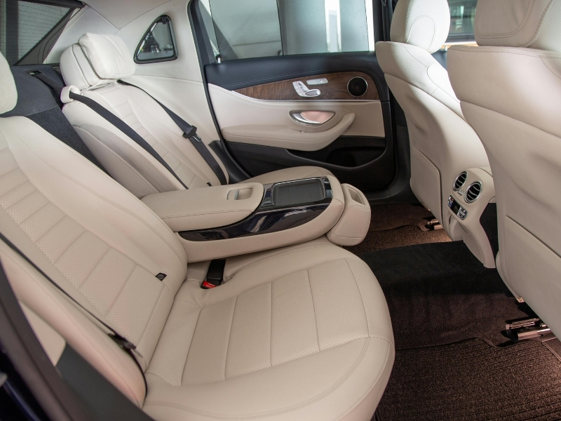 jasna sk&oacute;rzana tapicerka w samochodzie