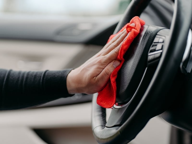 sprzątanie samochodu przed podróżą