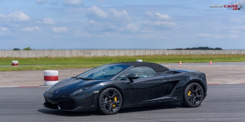 czarne lamborghini gallardo