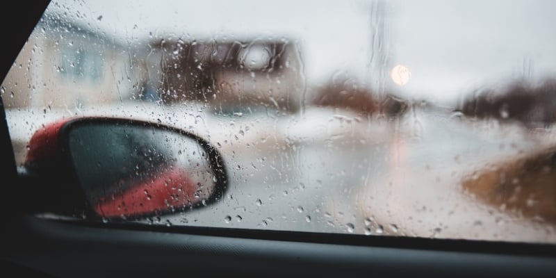 zaparowana szyba w samochodzie