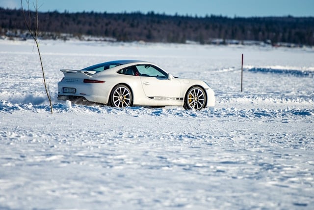 sportowe porsche na ośnieżonej drodze