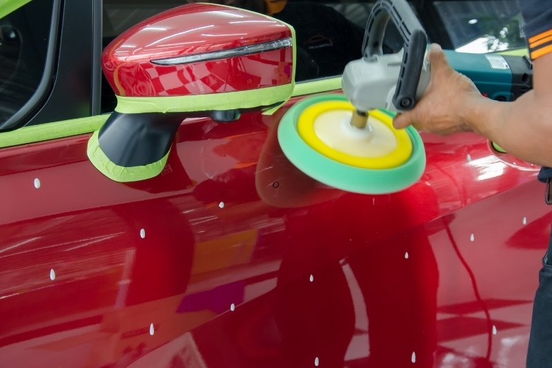 usuwanie rys z lakieru polerką