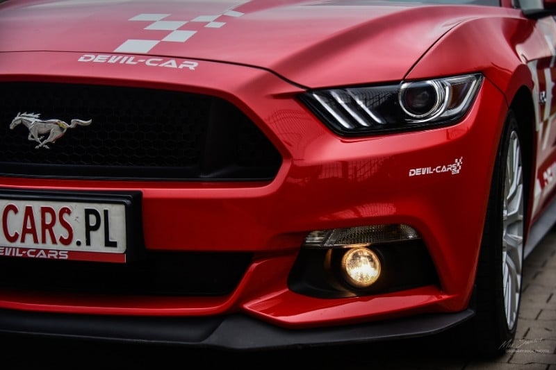 światła w samochodzie mustang