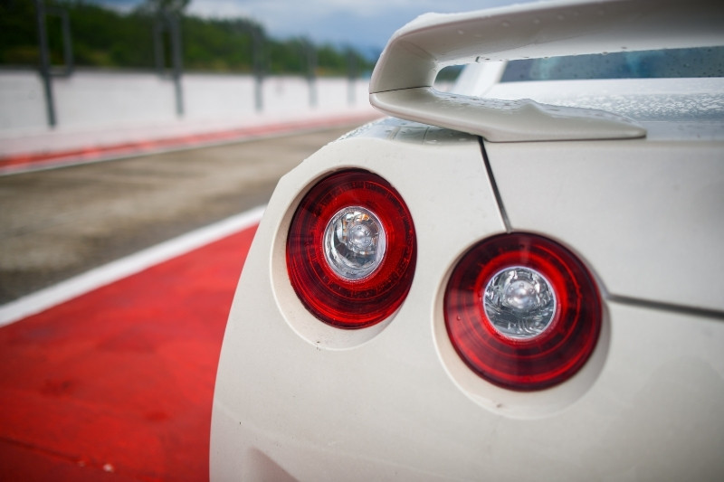 tylne światla w nissanie gt-r