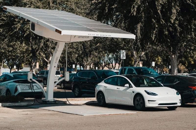 ładowanie auta elektrycznego na stacji