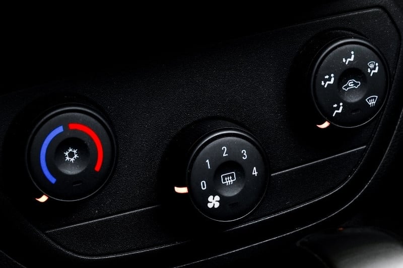 panel sterowania klimatyzacją w samochodzie