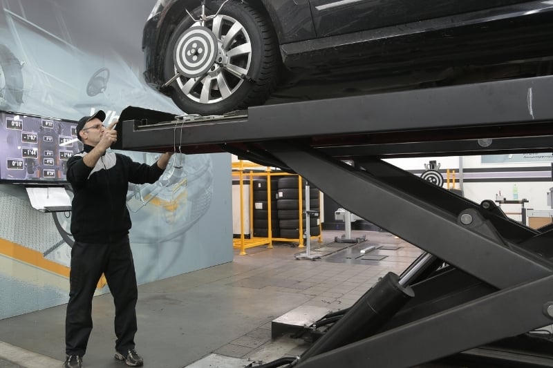 samoch&oacute;d na podnośniku na stacji diagnostycznej 