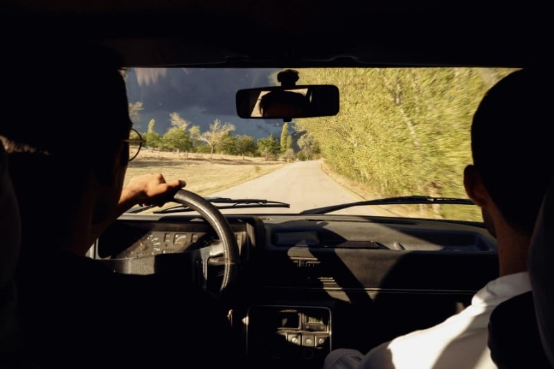 zjazd samochodem z g&oacute;rki - hamowanie silnikiem