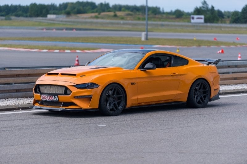 ford mustang gt4-pack z licznymi elementami karbonowymi