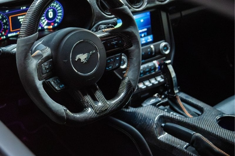 dodatki karbonowe we wnętrzu mustanga