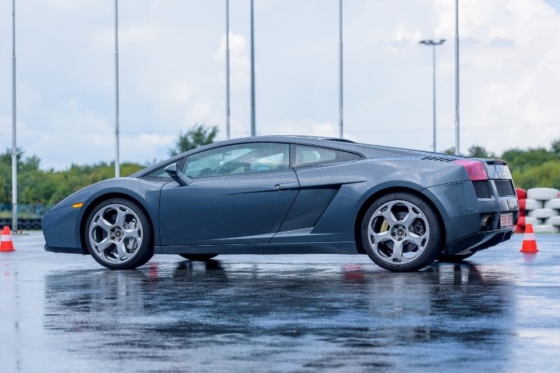 lamborghini gallardo na mokrym torze