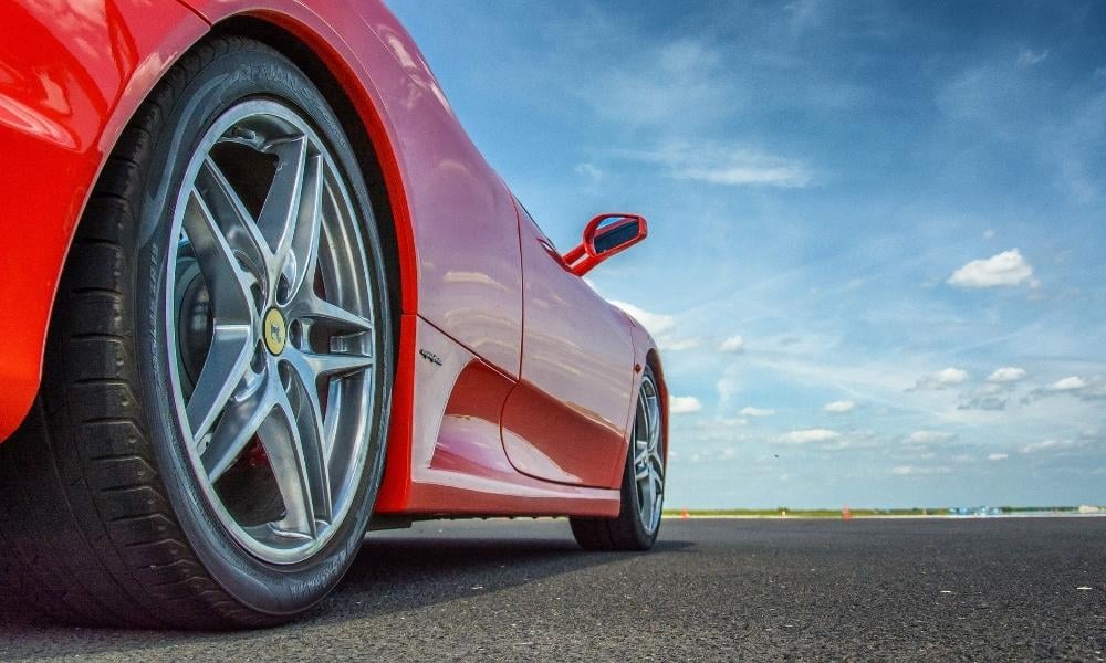 bok sportowego auta ferrari