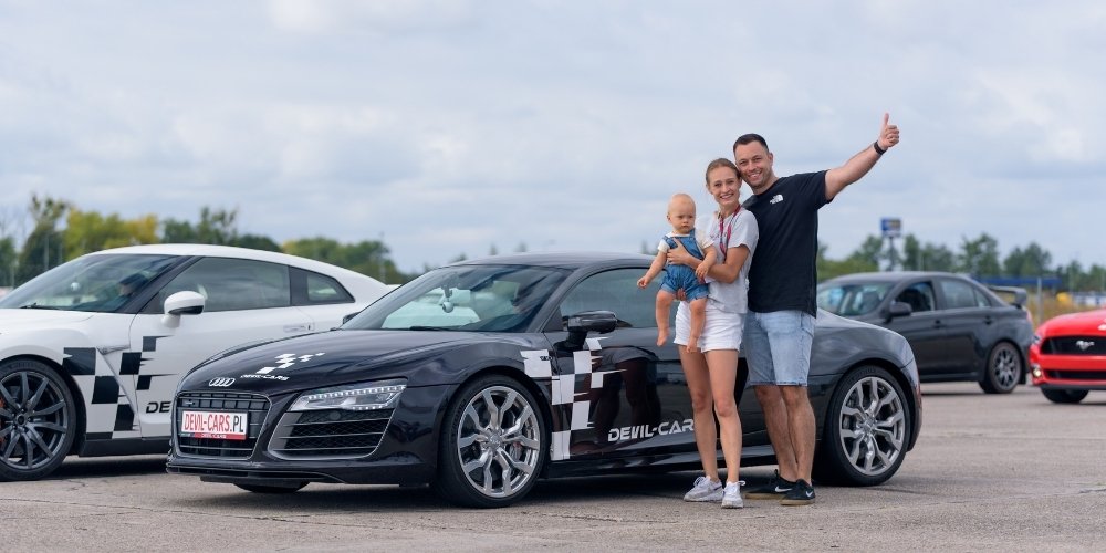 para na torze wyścigowym obok audi r8