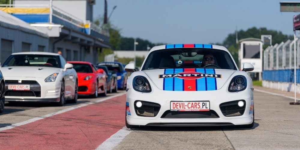 sportowe auto porsche cayman na torze wyścigowym