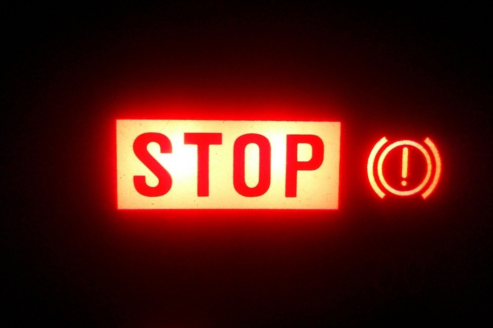 znak stop i kontrolka hamulców