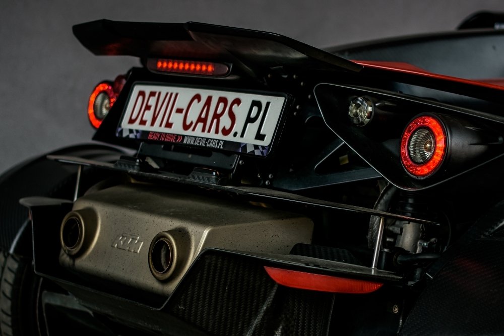 auto ktm x-bow - widok na tył i światła stopu