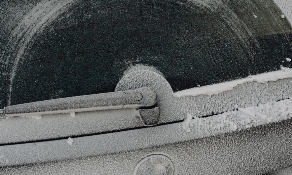 tylna szyba zamarznięta zimą