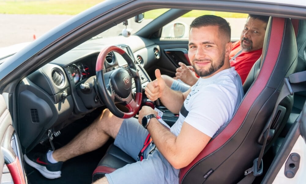 mężyczyzna w nissanie gt-r 