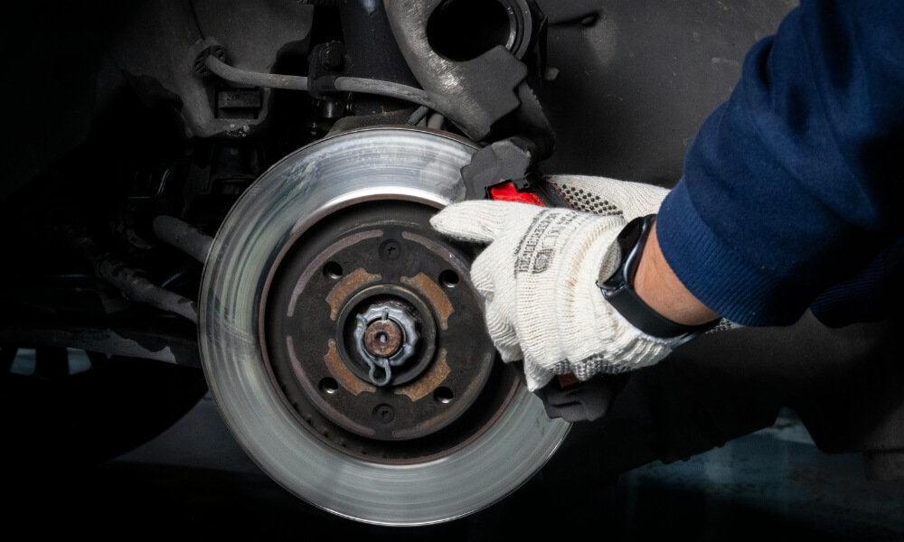 zakładanie klock&oacute;w na tarczę hamulcową