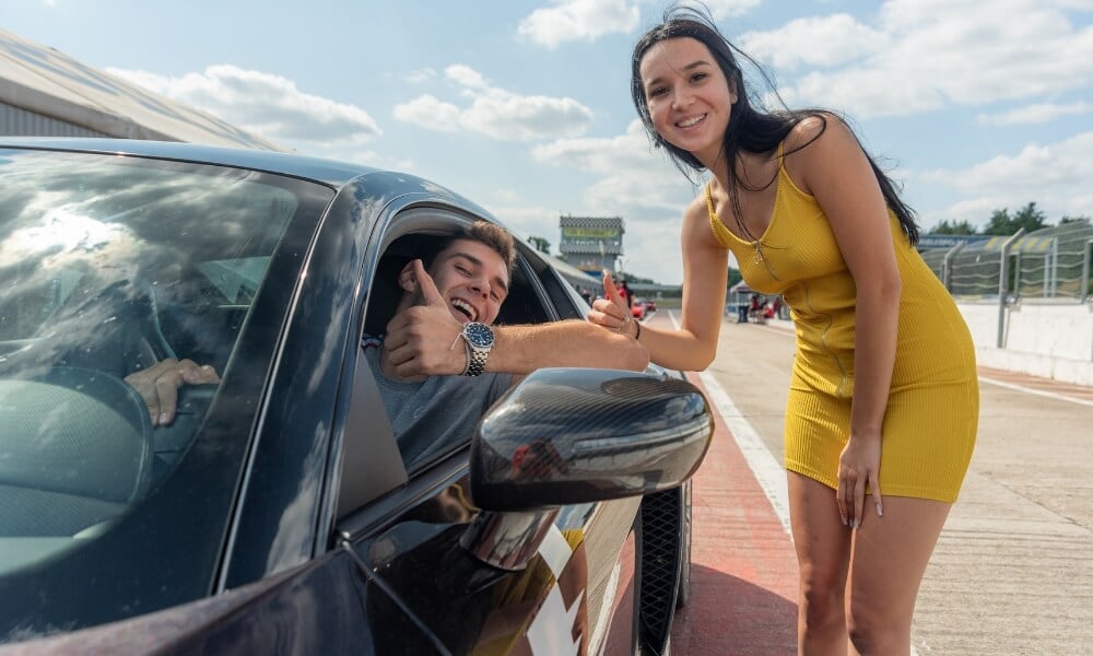 para na torze wyścigowym w sportowym lamborghini