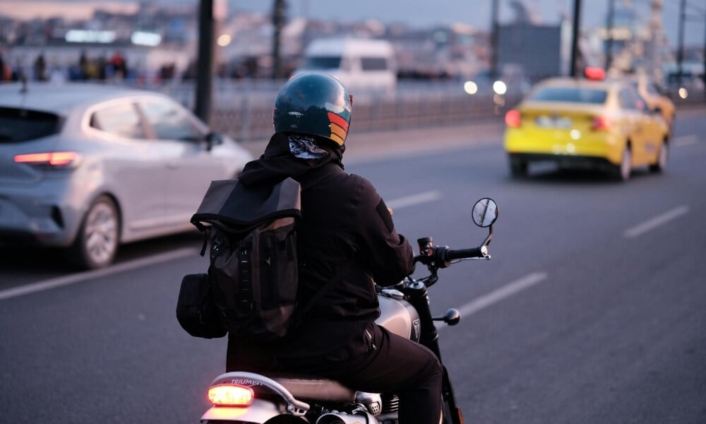 jazda motocyklem w mieście