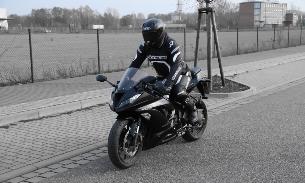 motocyklista na czarnym motocyklu