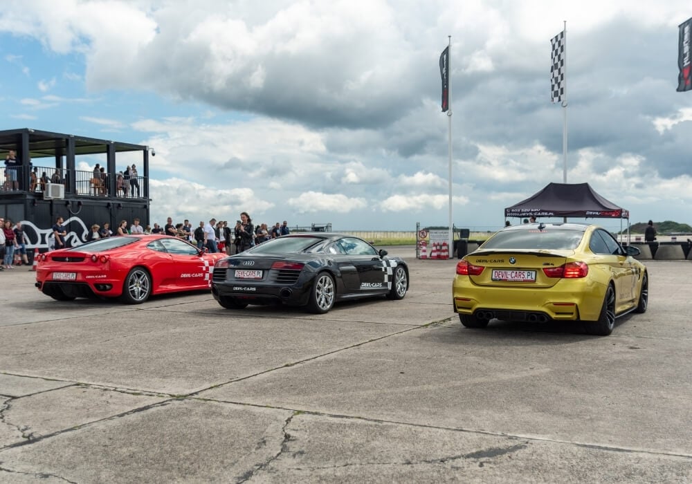 samochody devil-cars na torze - pomysł na prezent dla kierowcy