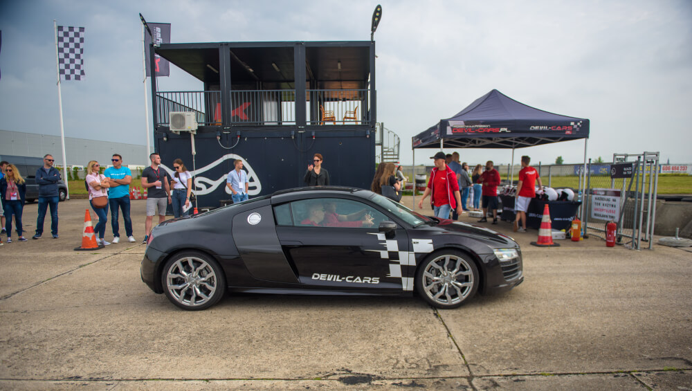 Audi R8 vs. KTM X-BOW