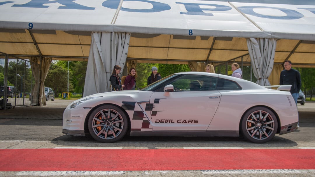 Nissan GTR vs. Audi R8