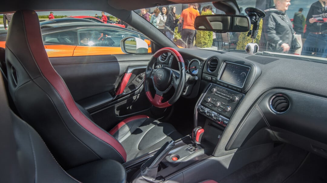 Nissan GTR vs. Audi R8